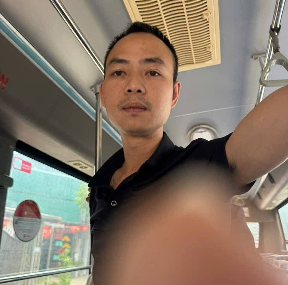 Cảnh sát truy tìm đối tượng hành hung dã man tài xế xe buýt - Ảnh 1.