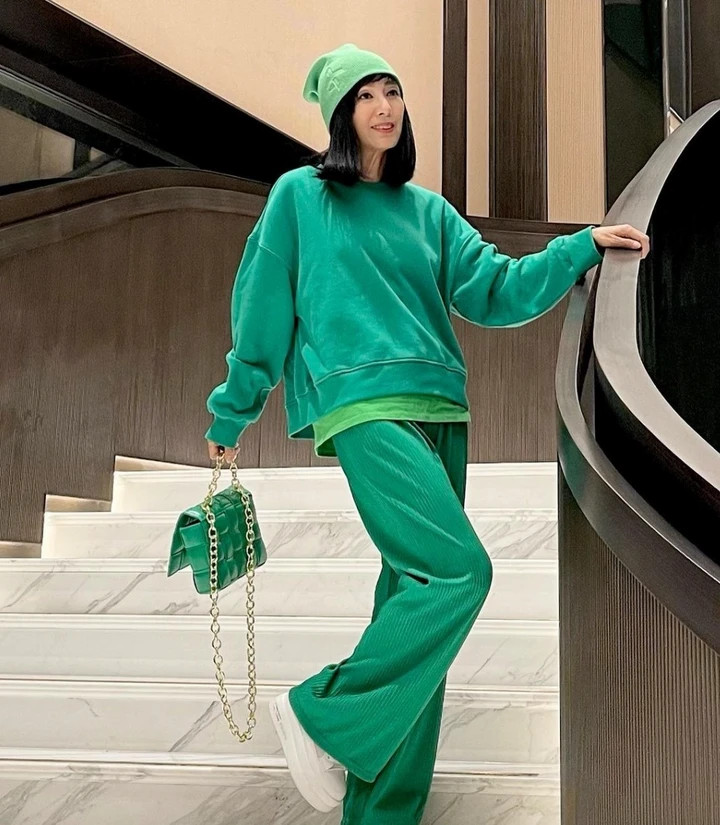 Bà có phong cách thời trang trẻ trung, năng động.