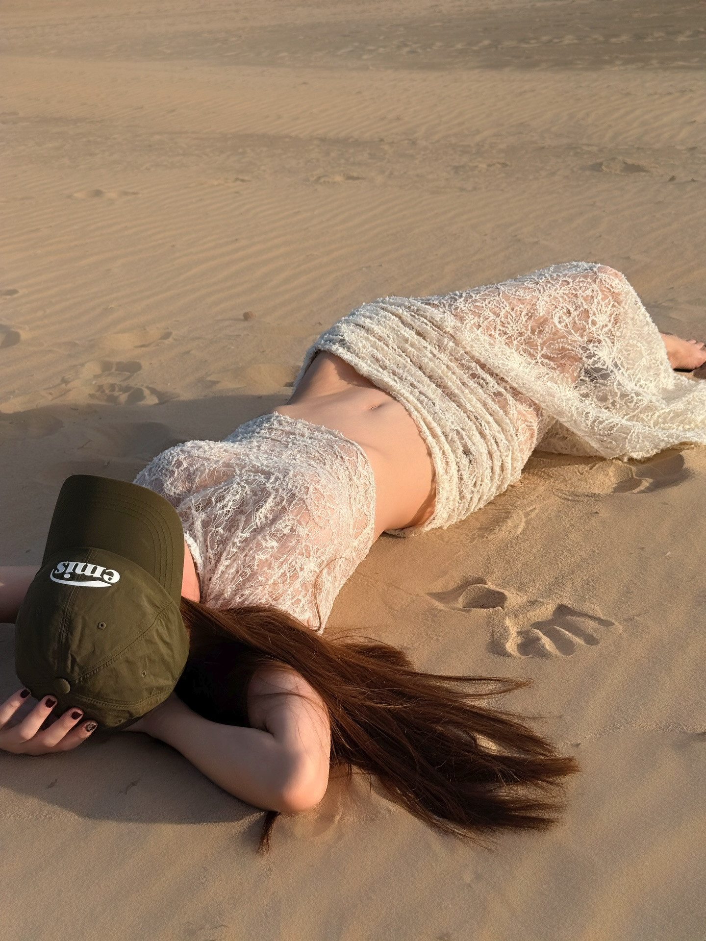 Hồ Ngọc Hà pose dáng hiểm hóc chưa từng thấy để lộ vòng eo phẳng lì phản