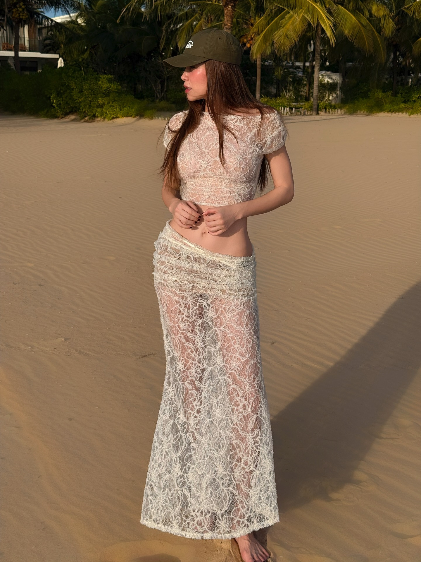 Hồ Ngọc Hà pose dáng hiểm hóc chưa từng thấy để lộ vòng eo phẳng lì phản