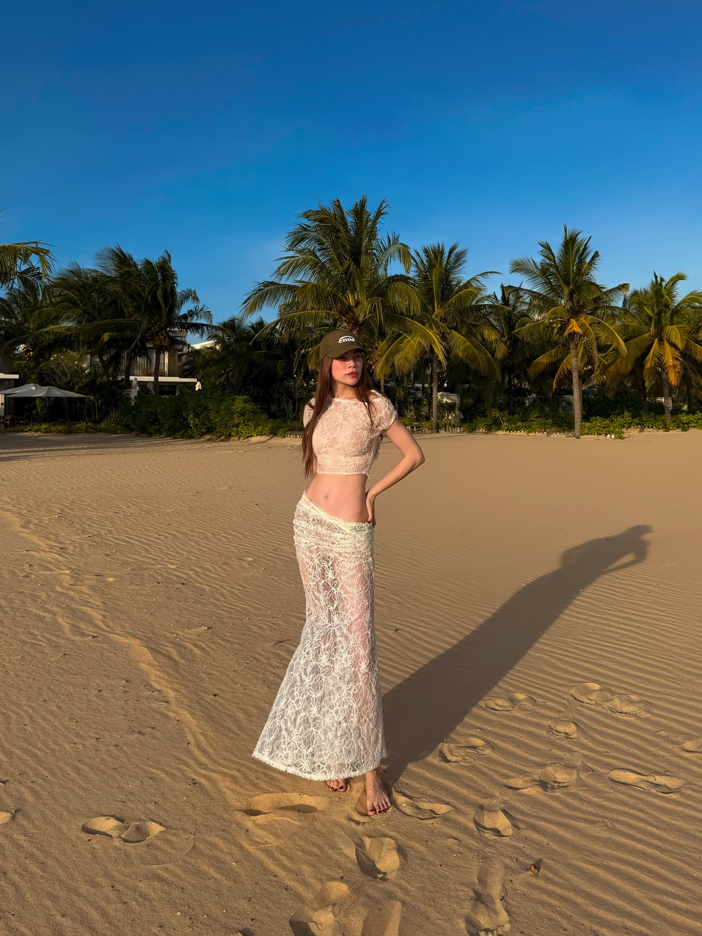 Hồ Ngọc Hà pose dáng hiểm hóc chưa từng thấy để lộ vòng eo phẳng lì phản