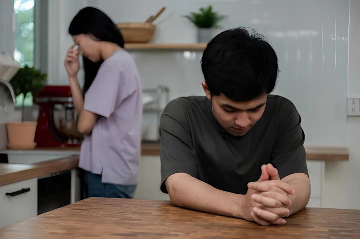 Cưới vợ về rồi mới phát hiện mẹ vợ là người nghiện cờ bạc nặng. (Ảnh minh họa: iStock)