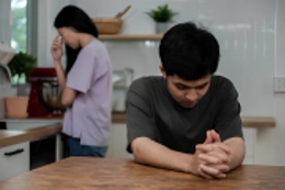 Cưới vợ về rồi mới phát hiện mẹ vợ là người nghiện cờ bạc nặng. (Ảnh minh họa: iStock)