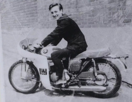 Khi nhiều người chán việc, cụ ông 75 tuổi vẫn bám trụ một công việc suốt 60 năm và cái kết - Ảnh 1.