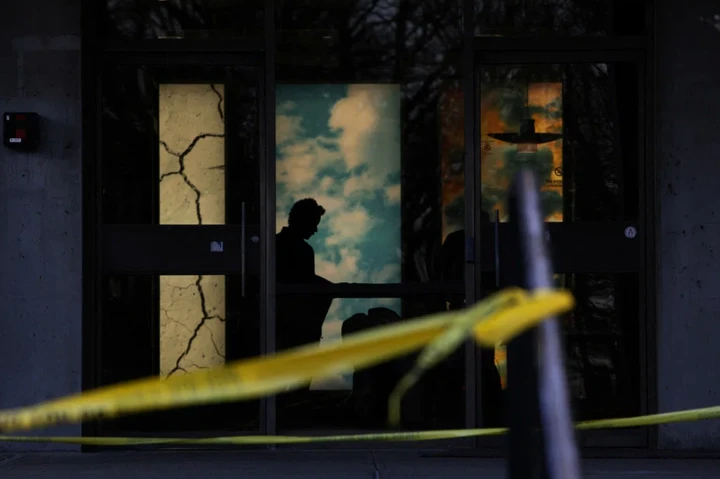 Cảnh sát vẫn đang tiến hành khám xét hiện trường. (Ảnh: Reuters)