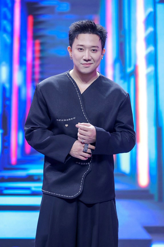 Nam MC đắt show bậc nhất Vbiz: Giàu có, quyền lực, có sở thích độc lạ không giống ai - Ảnh 1.