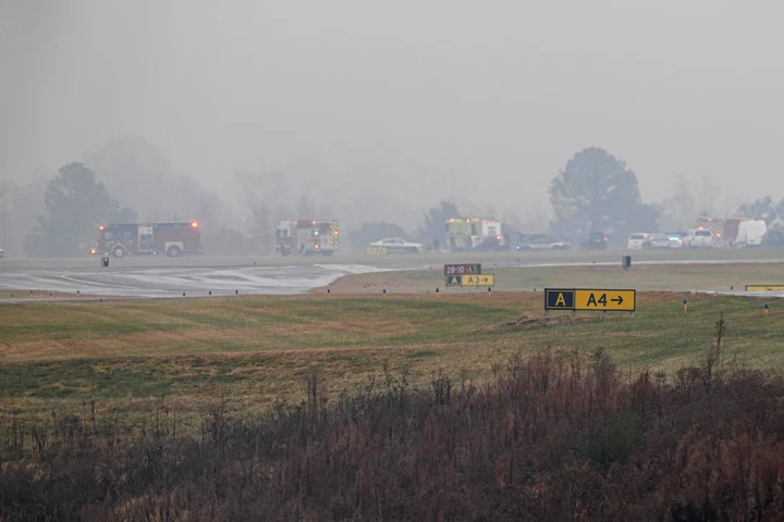 Lực lượng cứu hộ có mặt tại hiện trường vụ rơi máy bay tại một sân bay khu vực ở Statesville, bang Bắc Carolina, ngày 18/12/2025. (Ảnh: AP/Matt Kelley)