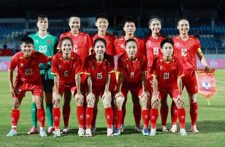 Trong trận chung kết bóng đá nữ Việt Nam - Philippines tối 17/12, Trần Thị Duyên gây ấn tượng với lối chơi chắc chắn, được ví như “máy quét” tuyến giữa nhờ khả năng đọc tình huống tốt, tranh chấp quyết liệt và giữ nhịp cho toàn đội; dù không giành Huy chương Vàng, cô cùng các đồng đội đã để lại nhiều dấu ấn trong lòng người hâm mộ.