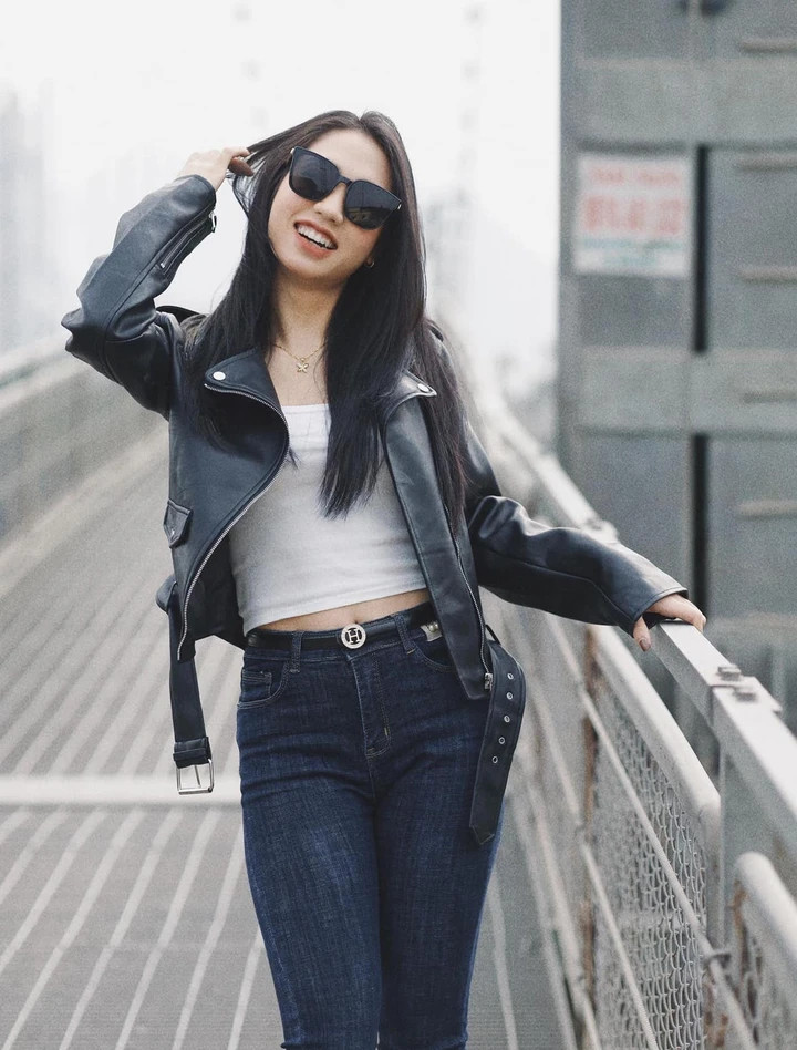 Trên mạng xã hội, nữ cầu thủ thường xuyên chia sẻ những bộ trang phục đời thường mang hơi hướng thể thao pha street style, khi là áo croptop, quần jeans ôm tôn dáng, lúc lại là váy ôm tối giản khoe đường cong khỏe khoắn.