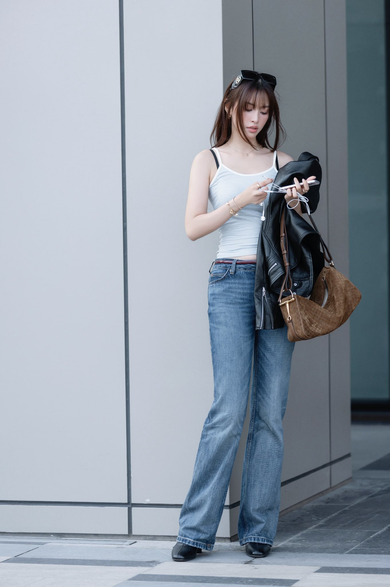 Phong cách street style ' trạm tỷ ' của Trần Tiểu Vy khiến fan xuýt xoa Về vẻ đẹp - Ảnh 6.