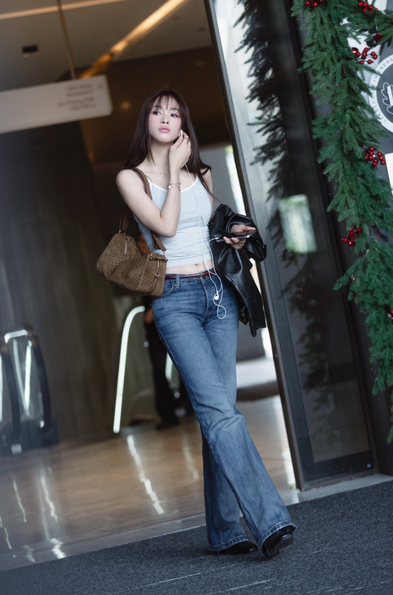 Phong cách street style ' trạm tỷ ' của Trần Tiểu Vy khiến fan xuýt xoa Về vẻ đẹp - Ảnh 4.