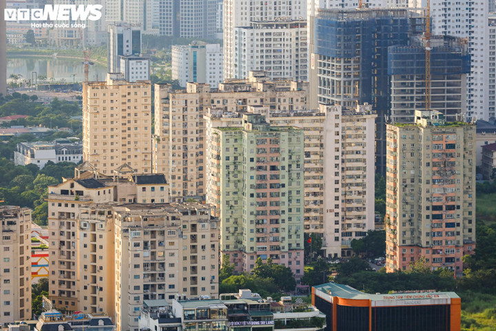 Chuyên gia khuyên nhà đầu tư không nên “đánh nhanh thắng nhanh” mà chuyển sang chiến lược giữ đất, giữ tài sản tốt trong trung hạn 2–3 năm, chờ hạ tầng hoàn thiện. (Ảnh minh họa)