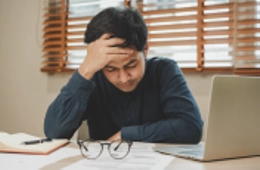 Sau 8 năm đi làm, tôi vẫn trắng tay vì cha mẹ cho họ hàng vay hết tiề. (Ảnh minh họa: ShutterStock)