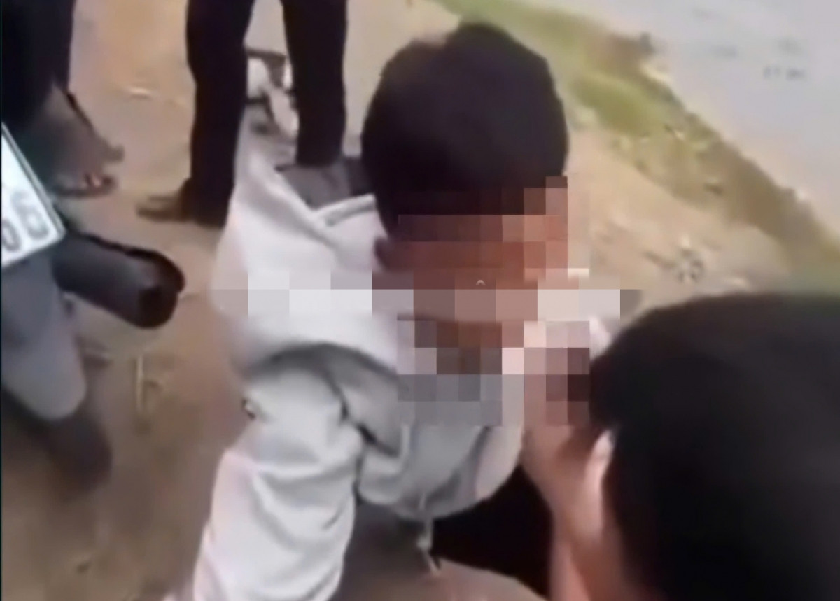 Dieu tra vu nam sinh lop 10 bi ban danh, nhet bang ve sinh vao mieng o an giang hinh anh 1