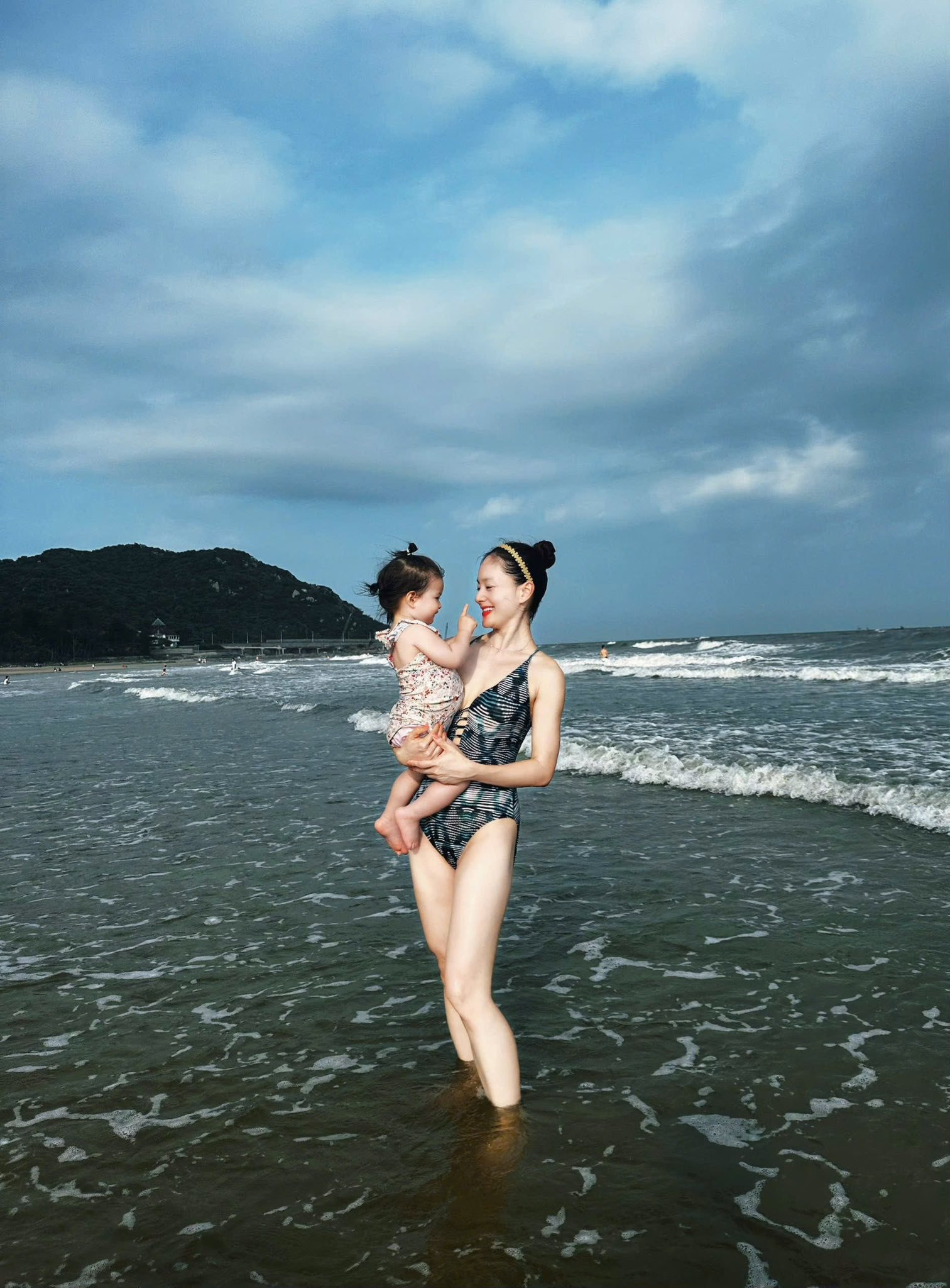 Lan Phương khoe sắc vóc gợi cảm sau khi ly hôn chồng Tây