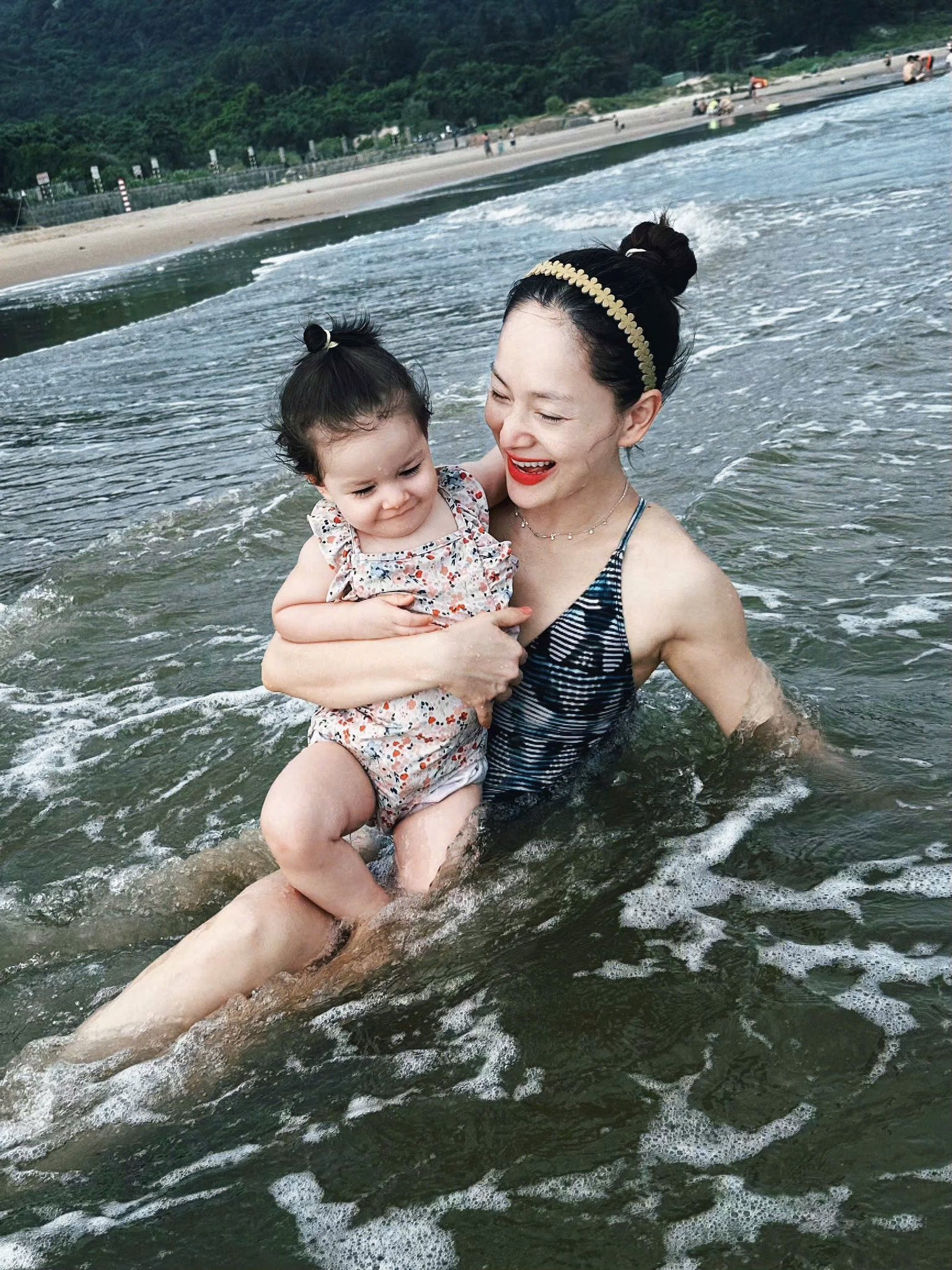 Lan Phương khoe sắc vóc gợi cảm sau khi ly hôn chồng Tây