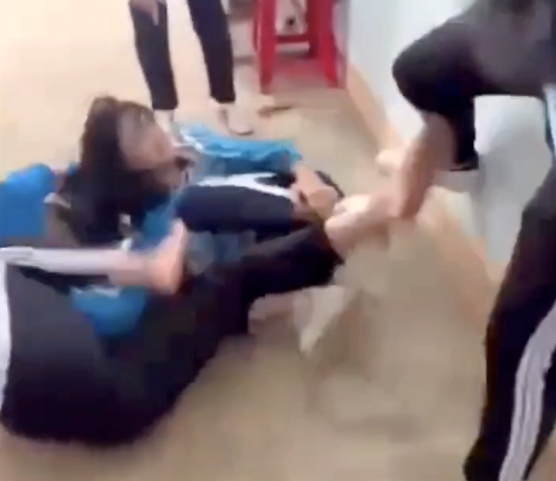 Nữ sinh lớp 7 bị bạn đánh ngay trong trường học - Ảnh 1.