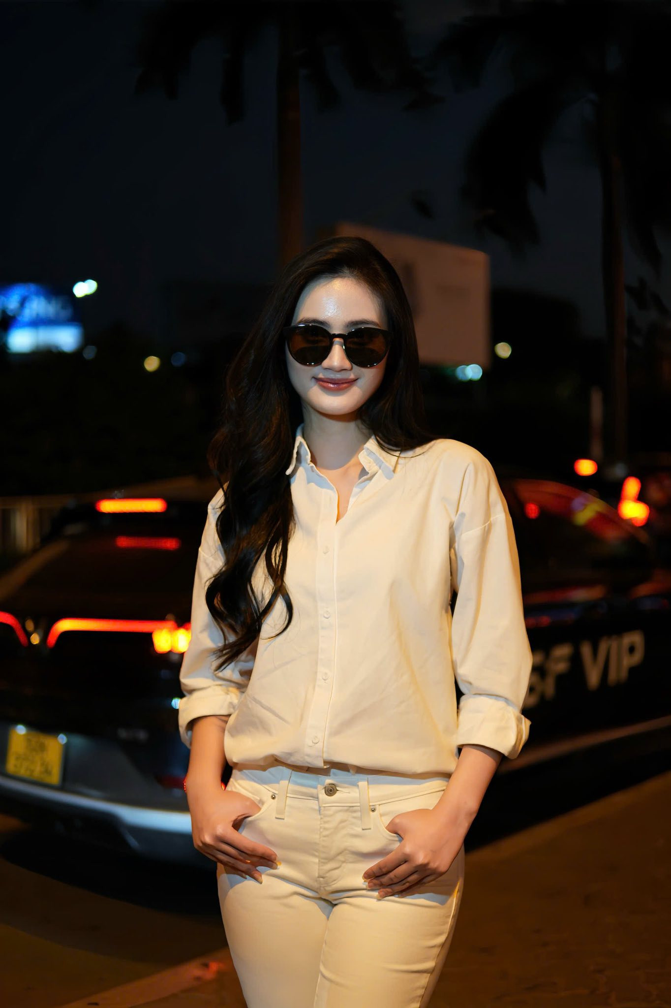 Ý Nhi tỏa sáng với phong cách sơ mi trắng tối giản đầy quyến rũ - Ảnh 4.