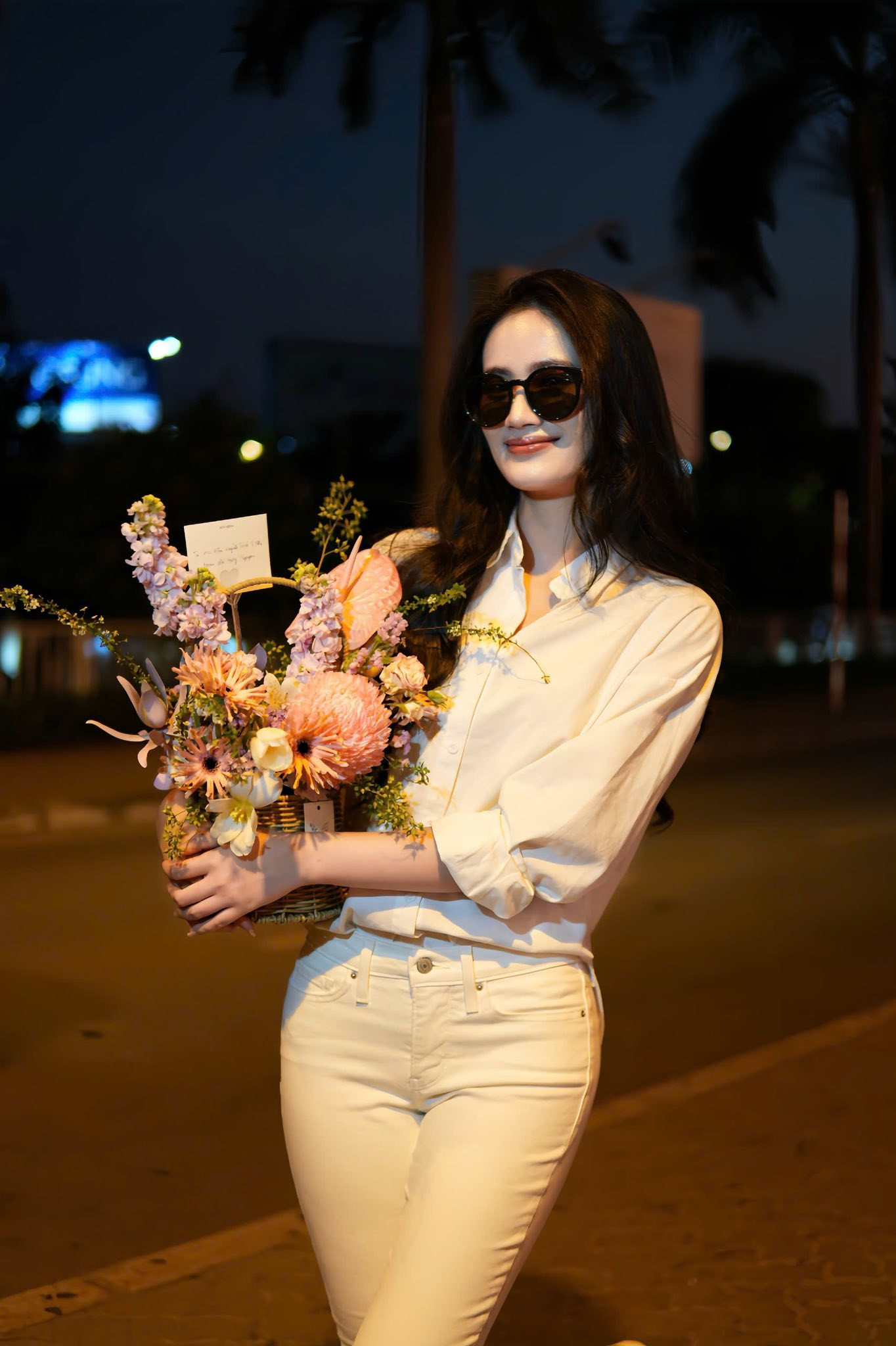 Ý Nhi tỏa sáng với phong cách sơ mi trắng tối giản đầy quyến rũ - Ảnh 2.