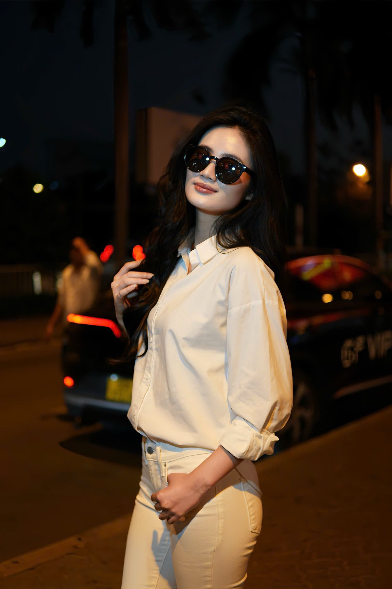 Ý Nhi tỏa sáng với phong cách sơ mi trắng tối giản đầy quyến rũ - Ảnh 5.