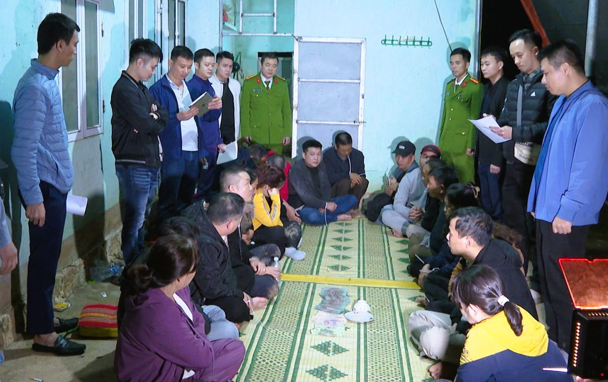 Cảnh sát đột kích bắt quả tang 15 người làm chuyện phi pháp tại nhà người phụ nữ - Ảnh 1.