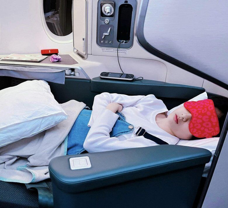 Diện mạo cao lớn của con gái Công Vinh  Thủy Tiên