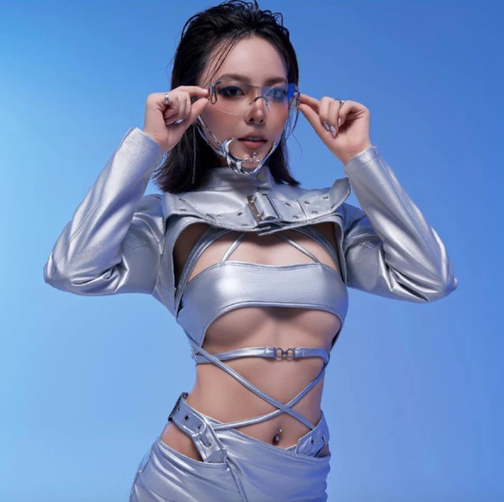 Cô cũng được khen có gu thời trang tốt và phong thái tự tin không kém gì mẫu ảnh chuyên nghiệp.