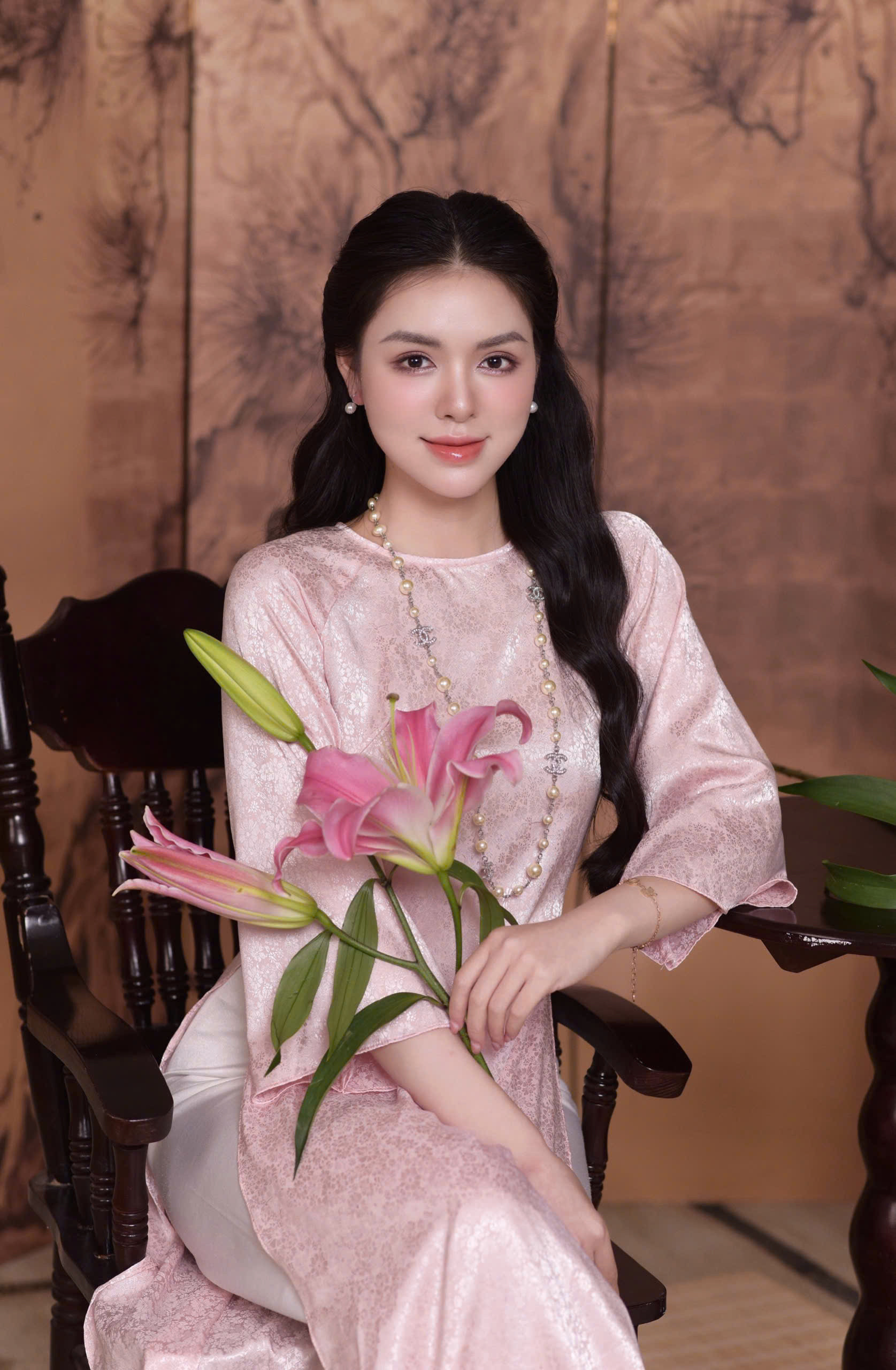 Chân dung nữ diễn viên Hà Bích Ngọc kém Mạnh Trường 16 tuổi đang gây sốt - Ảnh 9.