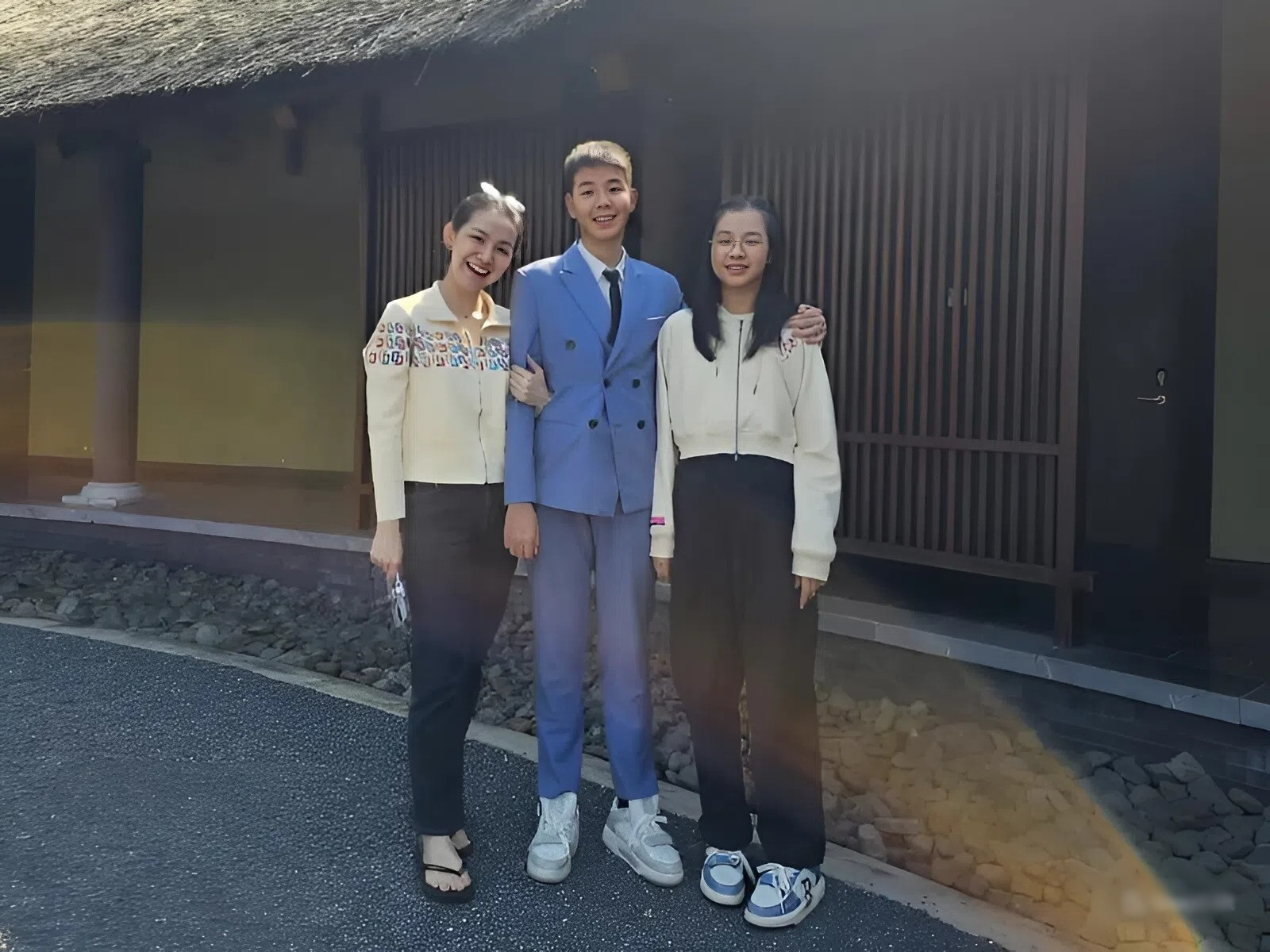 Con gái Hoa hậu thùy Lâm gây sốt với chiều cao ấn tượng , vượt mẹ - Ảnh 2.