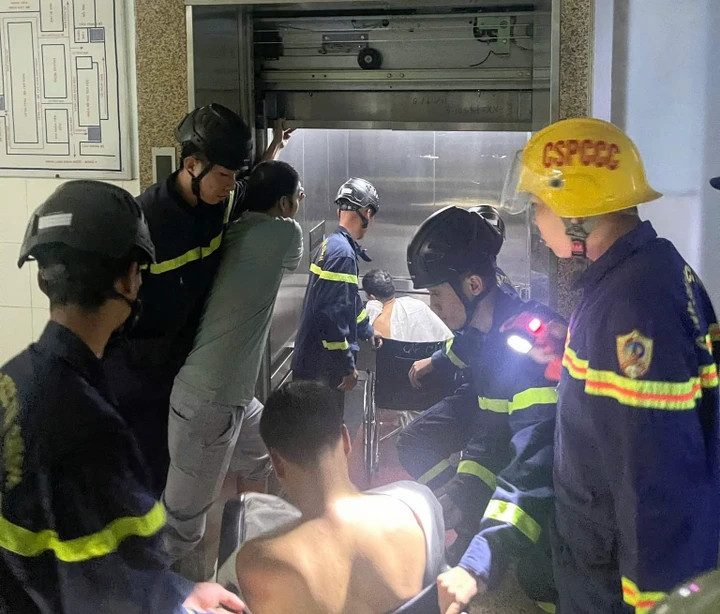 Lực lượng chức năng giải cứu các nạn nhân kẹt trong thang máy. (Ảnh: C.S)