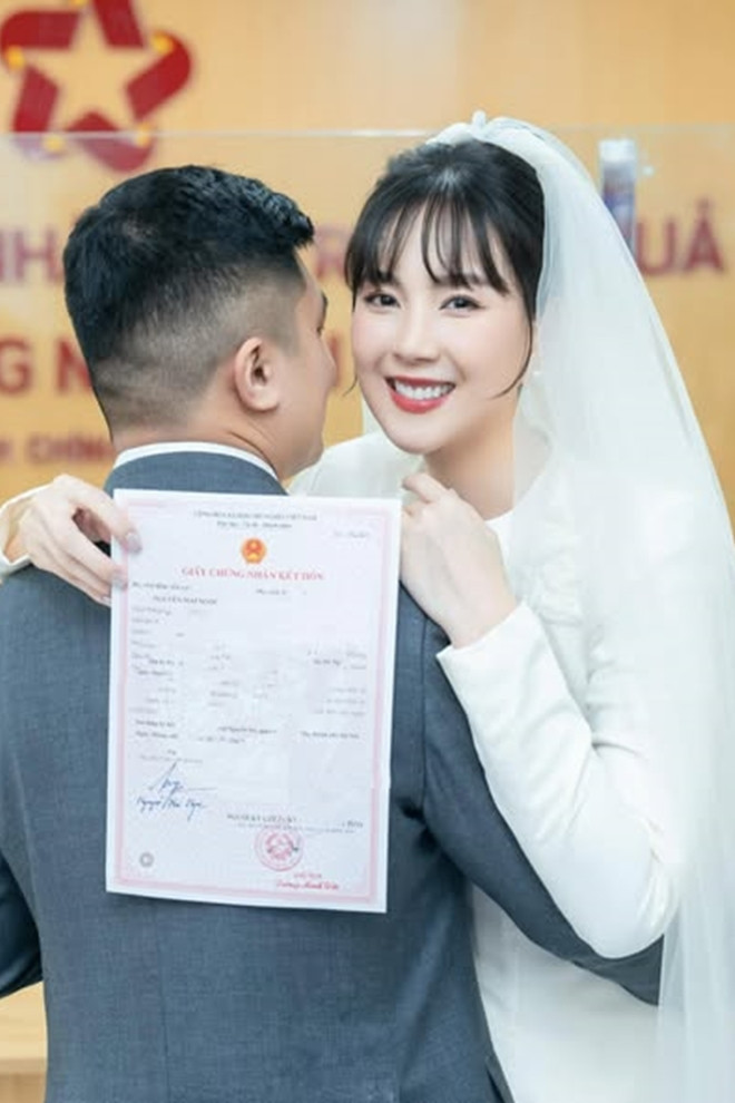 MC Mai Ngọc bị nhắc nhở hài hước khi khoe chồng