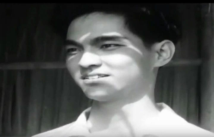 NSND Thế Anh sở hữu ngoại hình điển trai, nụ cười duyên dáng.