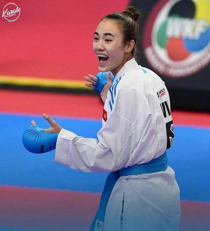 Thi đấu ở nội dung kumite, nữ võ sĩ sở hữu nền tảng thể lực tốt, tốc độ cao và khả năng ra đòn chính xác.