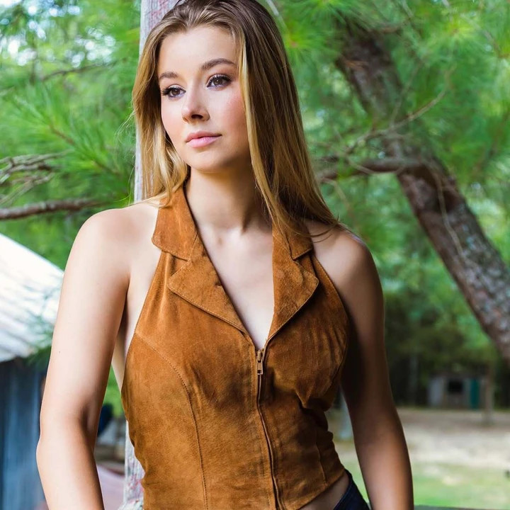 Bên cạnh nhan sắc và phong thái trình diễn tự tin, Yolina Lindquist còn ghi dấu ấn mạnh mẽ với dự án cộng đồng mang tên Courage Over Cancer – nền tảng hỗ trợ nghiên cứu, kết nối và đồng hành cùng bệnh nhân ung thư.