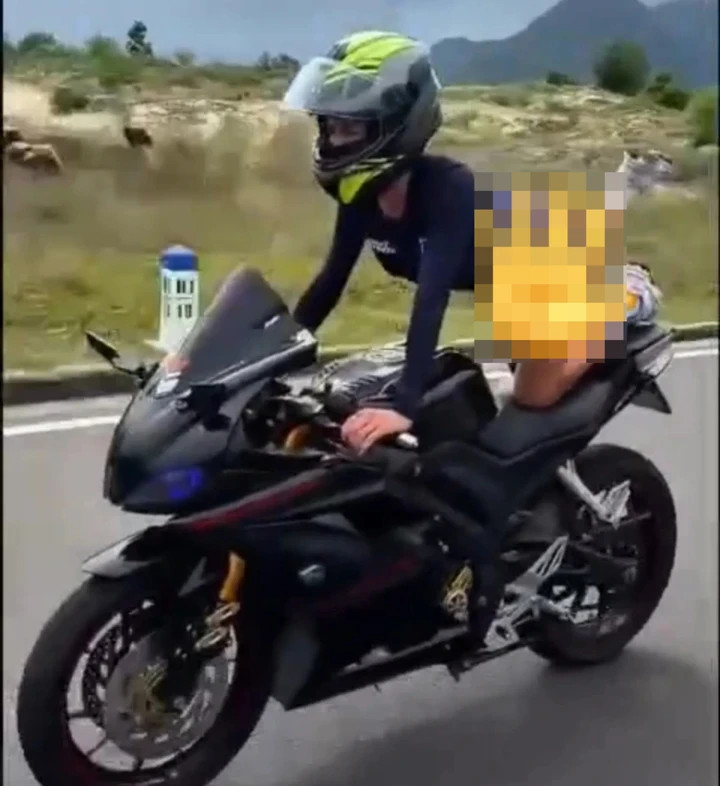 Hình ảnh người phụ nữ Nga biểu diễn mô tô phản cảm, gây nguy hiểm trên đường. (Ảnh cắt từ clip)