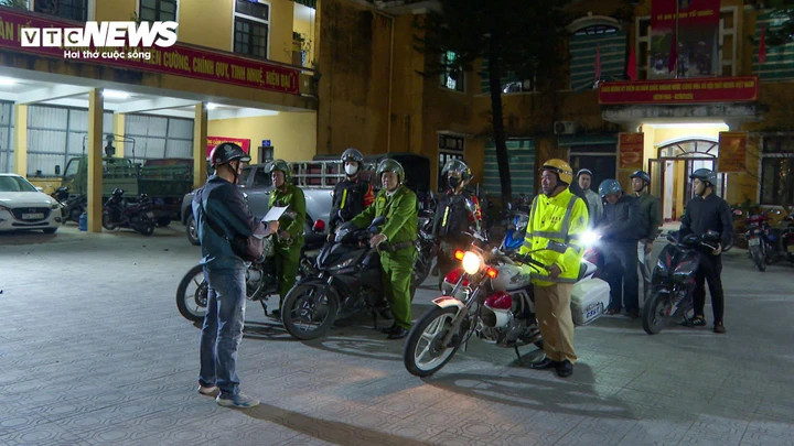 Tổ công tác 1311 Công an TP Huế trong một đêm ra quân thực hiện nhiệm vụ đảm bảo an ninh trật tự. (Ảnh: Hồng Nhung)