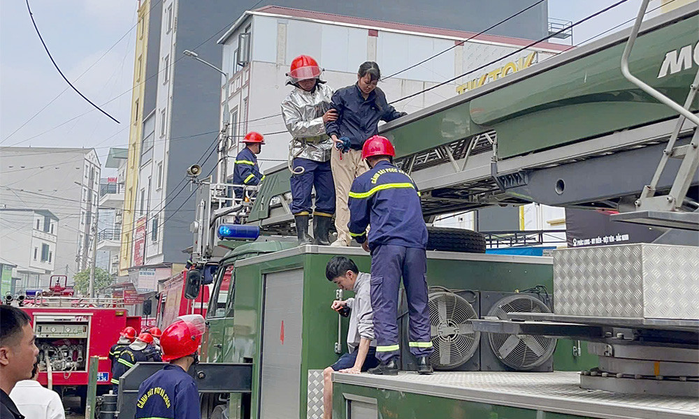 Lực lượng chức năng cứu người từ nhà trọ 6 tầng..jpg