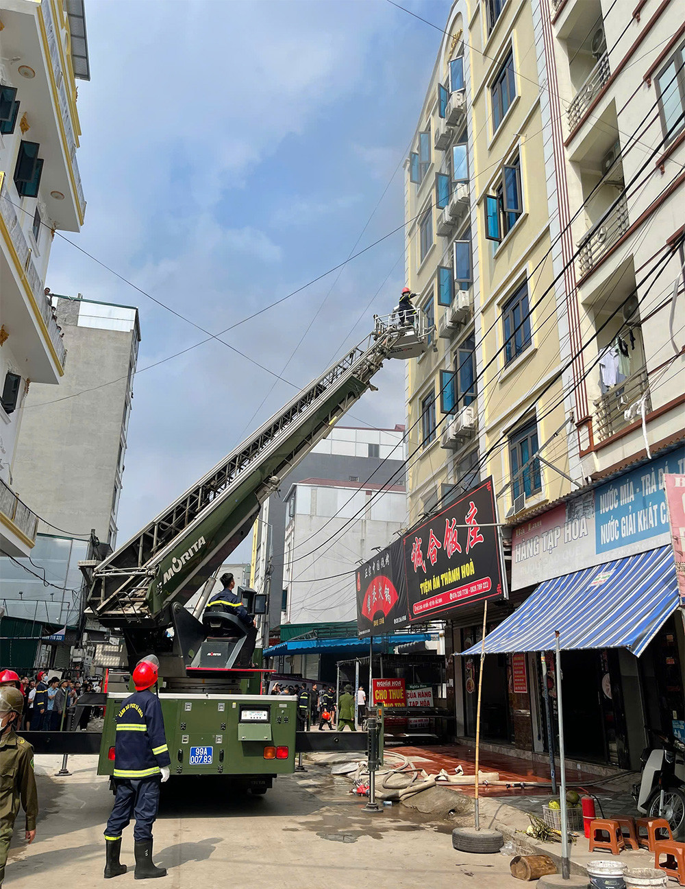 Lực lượng cảnh sát phòng cháy, chữa cháy và cứu nạn, cứu hộ sử dụng xe thang cứu người..jpg