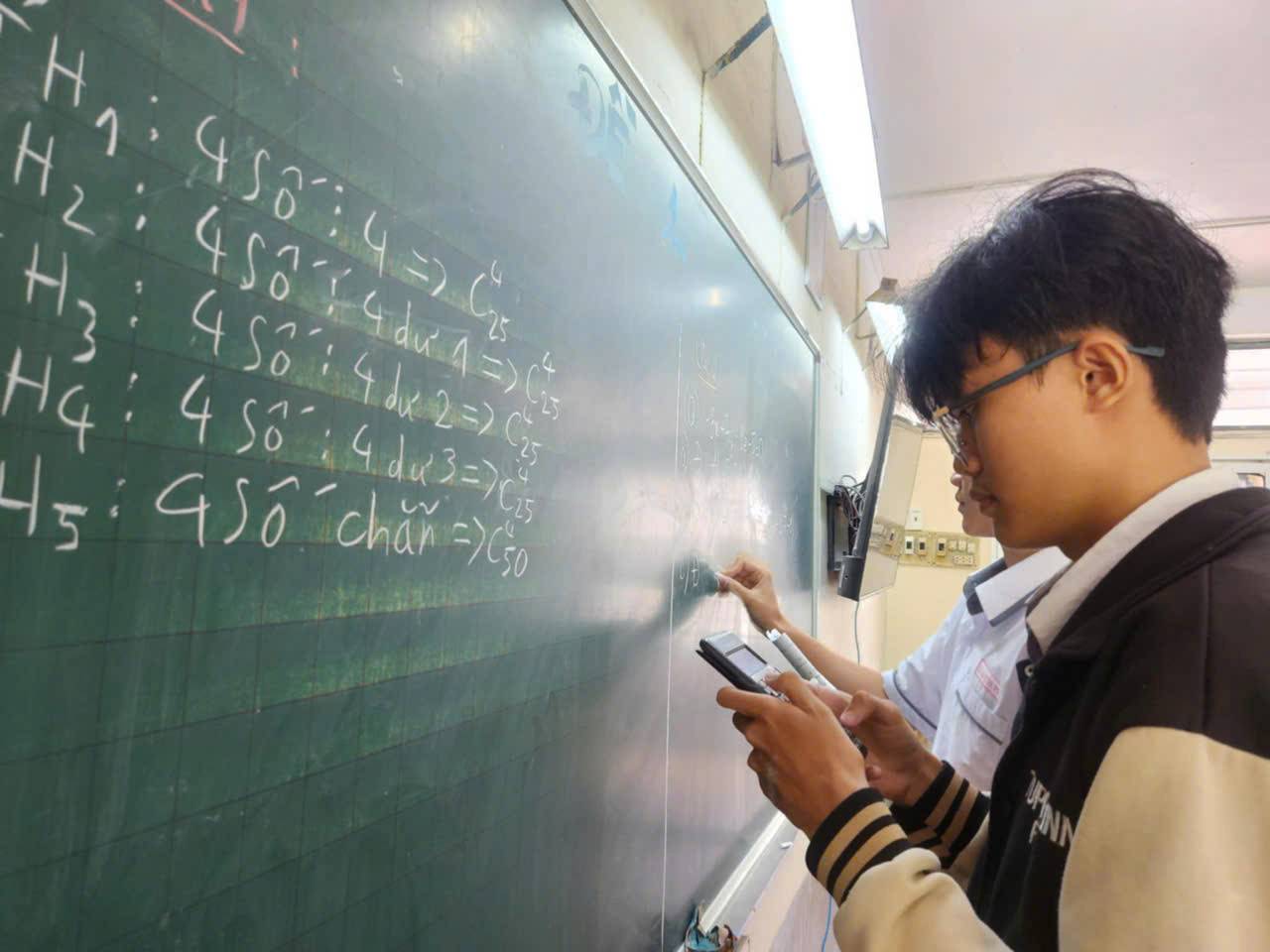 Dạy thêm, học thêm: Nhiều vướng mắc cần tháo gỡ - Ảnh 1.