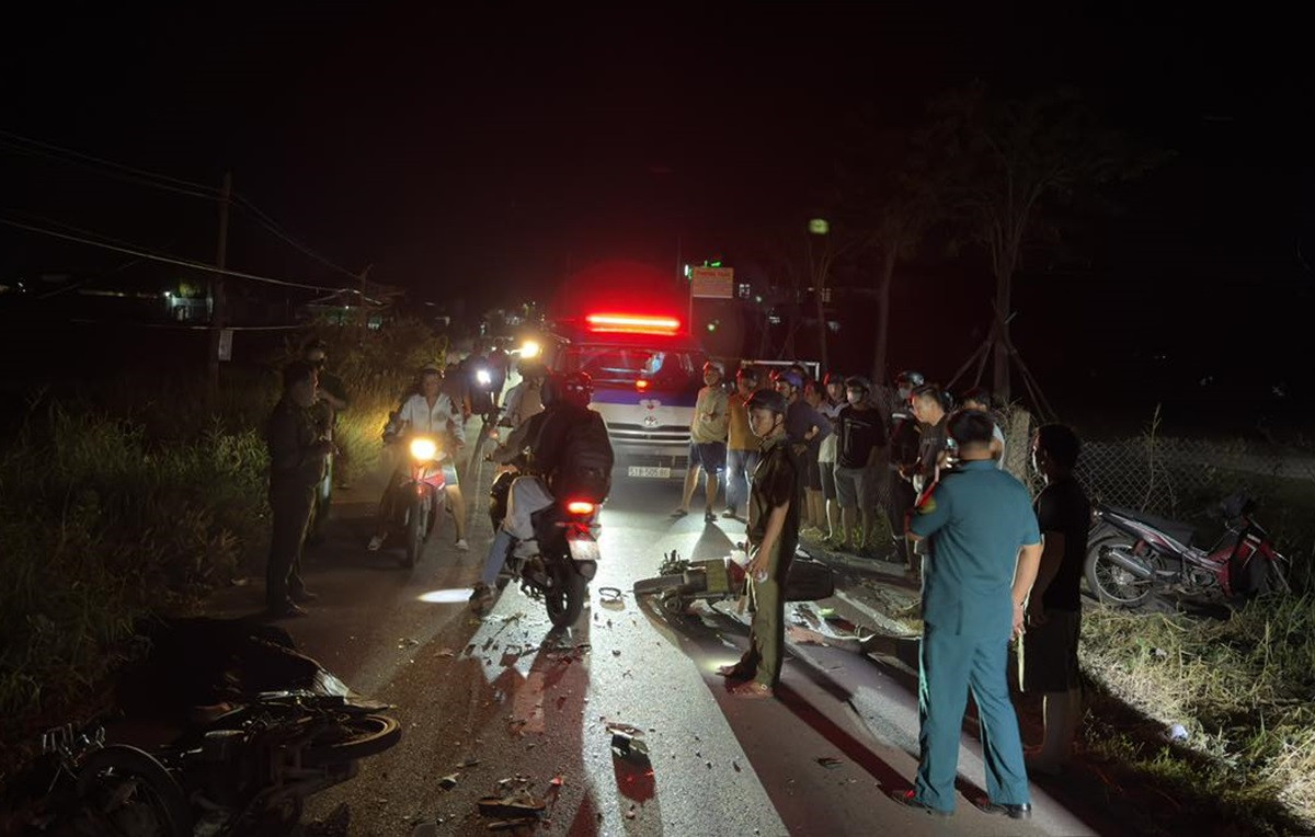hai xe máy tông trực diện trong đêm ở lâm đồng, 2 người chết.jpg