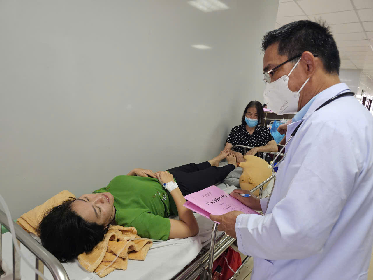 TPHCM: Hàng chục trường hợp phải vào bệnh viện, điểm chung đều ăn bánh mì - Ảnh 1.