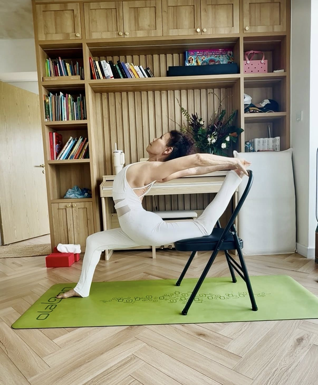 Mẹ Hồ Ngoc Hà tuổi U70 gây sốc với động tác yoga khó - Ảnh 4.