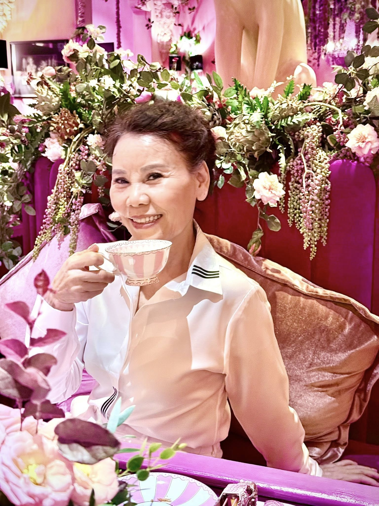 Mẹ Hồ Ngoc Hà tuổi U70 gây sốc với động tác yoga khó - Ảnh 11.