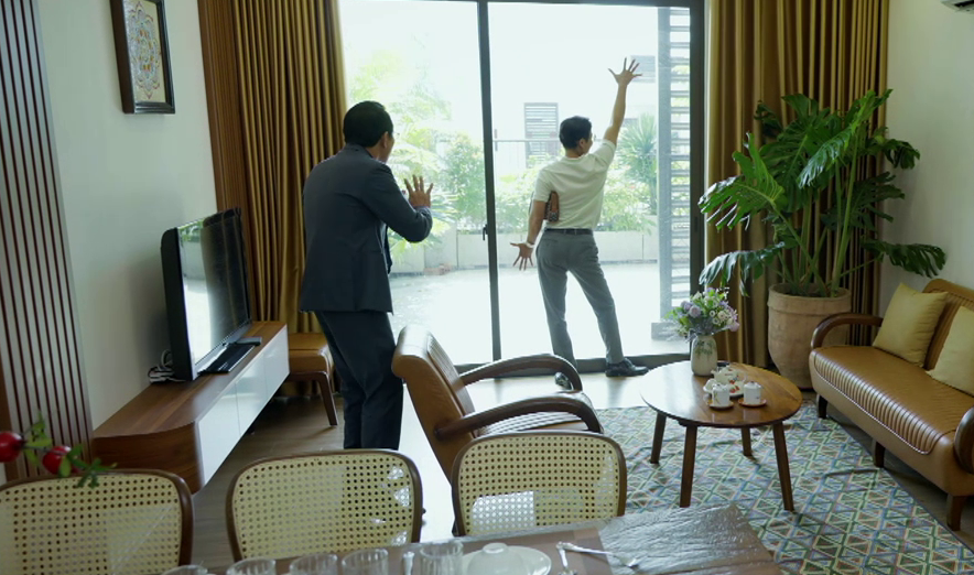 NSƯT Thái Sơn gây ' bão mạng ' với vai khách mua nhà trong Gia đình trái dấu - Ảnh 1.