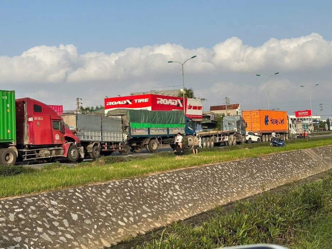 Tai nạn giao thông thảm khốc, 3 người thuong vong, 7 xe ô tô bị hư hỏng - Ảnh 2.