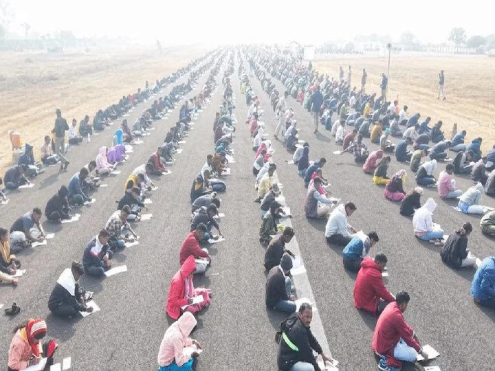 8.000 người ngồi làm bài thi tuyển dụng trên đường băng tại Ấn Độ.