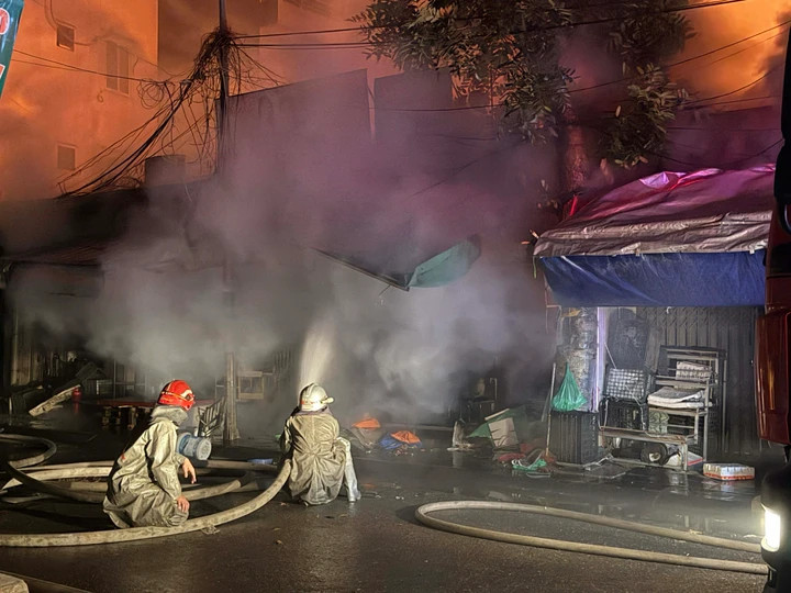 Lực lượng Cảnh sát PCCC & CNCH lập tức có mặt, triển khai công tác dập lửa.