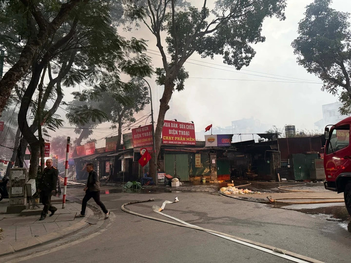 Sáng 23/12, toàn bộ khu vực xung quanh chợ Xanh đã được cắt điện để đảm bảo an toàn.