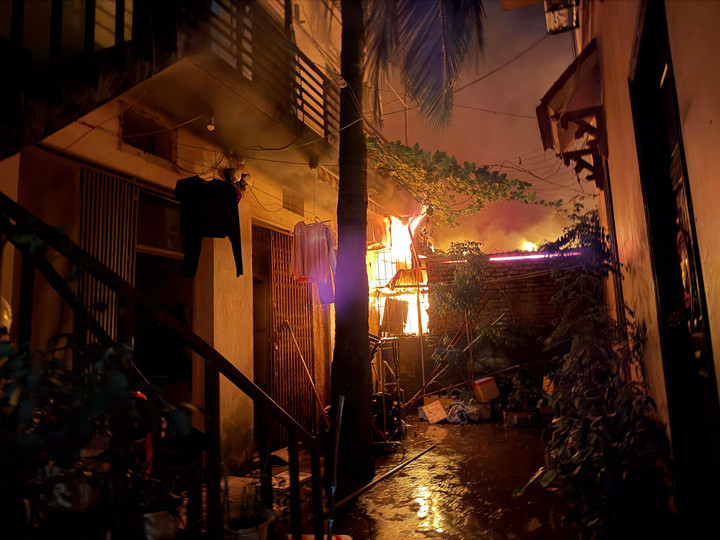 Khoảng 4h10, hỏa hoạn bùng phát từ một ki-ốt bán hải sản trong chợ Xanh (phố Trịnh Đình Cửu, phường Định Công, Hà Nội)