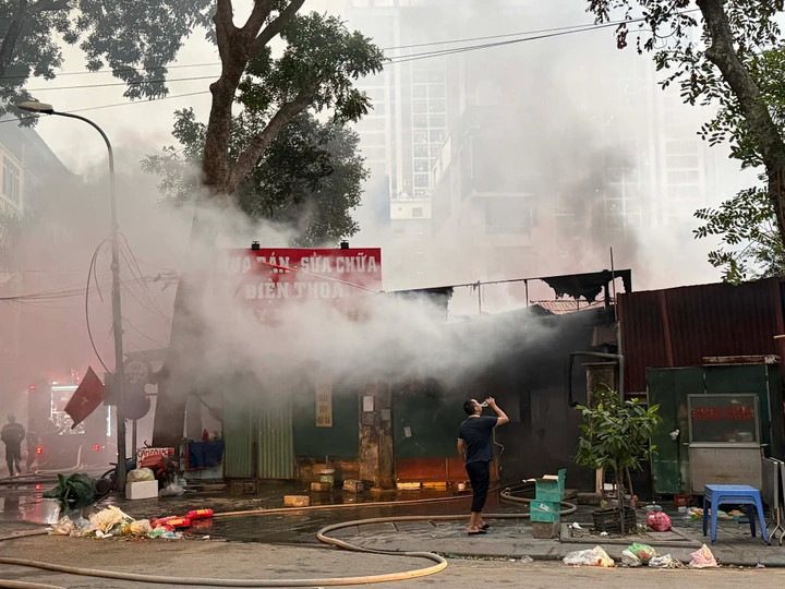 Đến 6h30, vụ hoả hoạn vẫn chưa được dập tắt, khói vẫn bốc lên ở nhiều ki-ốt. Lực lượng chức năng vẫn đang vất vả khống chế đám cháy.